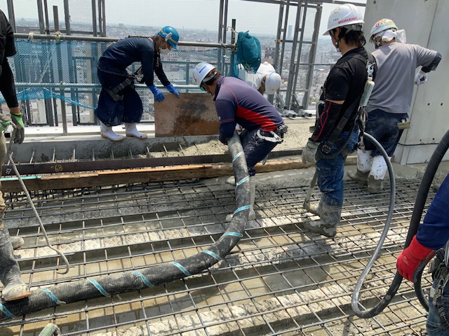 足場を組み立てる作業員